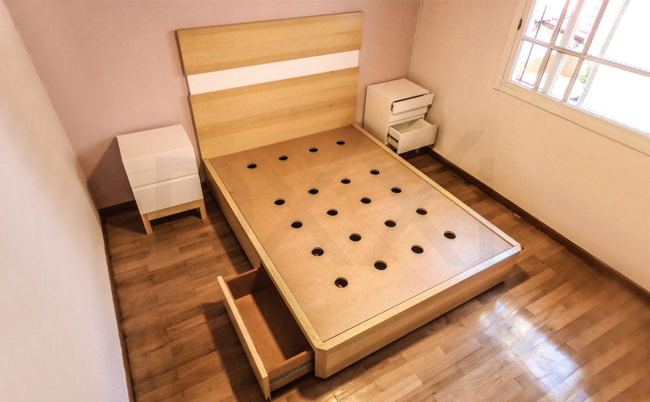 Respaldo de cama de madera Guatambu y MDF laqueado modelo Misiones. DXXI Fábrica de muebles contemporáneos.