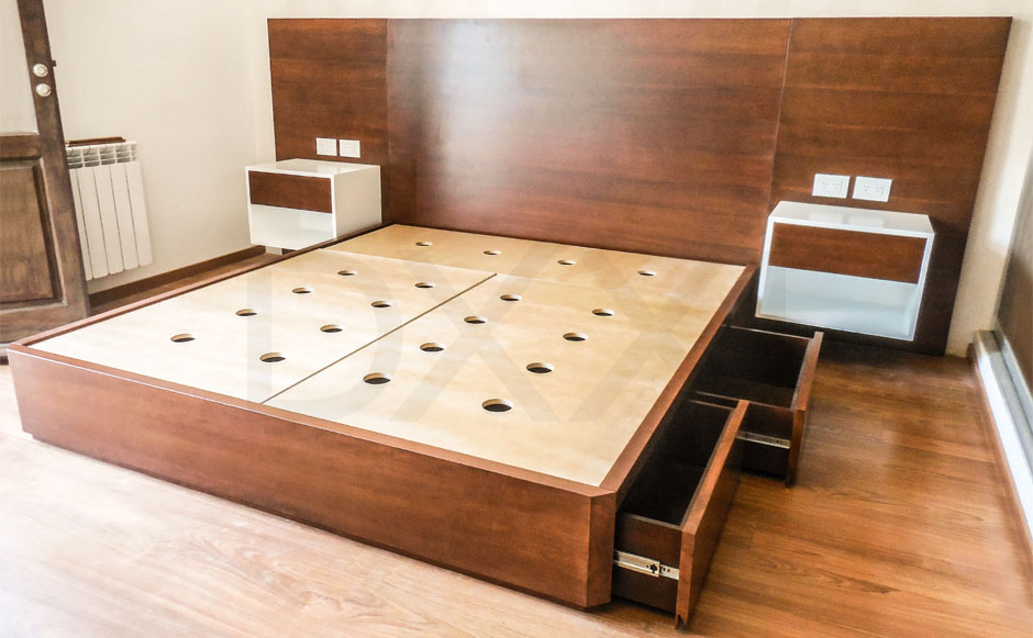 Respaldo de cama de madera Guatambu con panel lateral. DXXI Fábrica de muebles contemporáneos