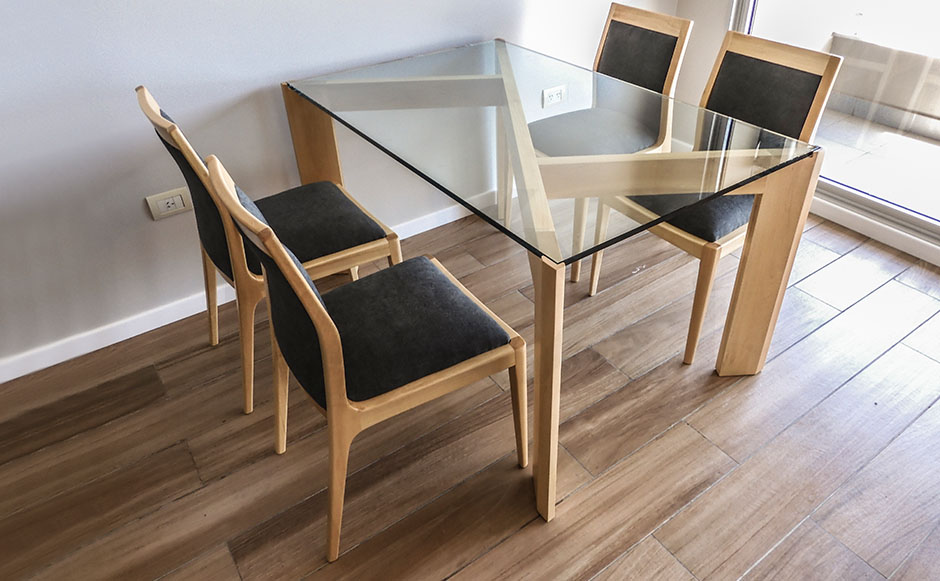 Mesa de comeodor de madera maciza y vidrio modelo Verma. DXXI Fábrica de muebles contemporaneos