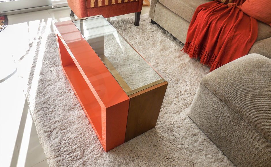 Mesa ratona laqueada con tapa de vidrio modelo Dúo. DXXI - Fábrica de muebles a medida.