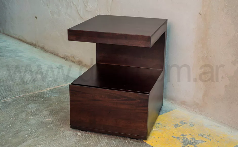 Mesa de luz C. Enchapada lustrada