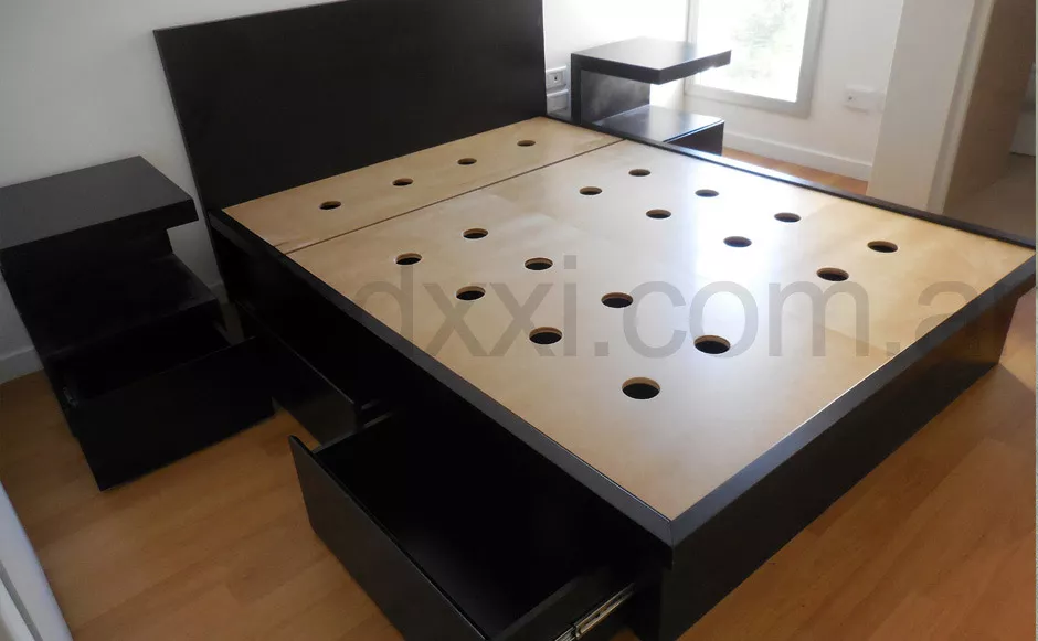 Mesa de luz C. Enchapada lustrada - Imagen 4