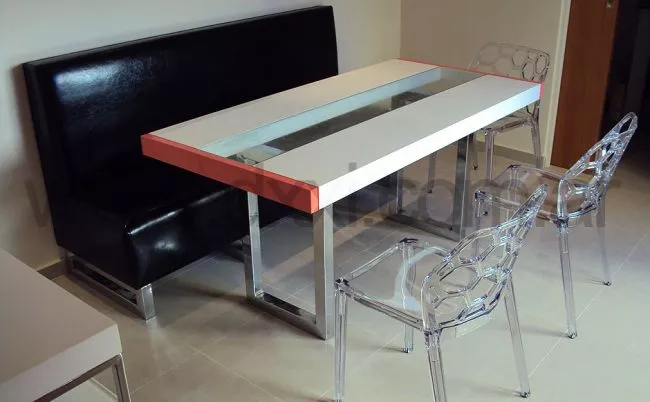 Mesa de comedor laqueada con vidrio y base cromada modelo cromo.