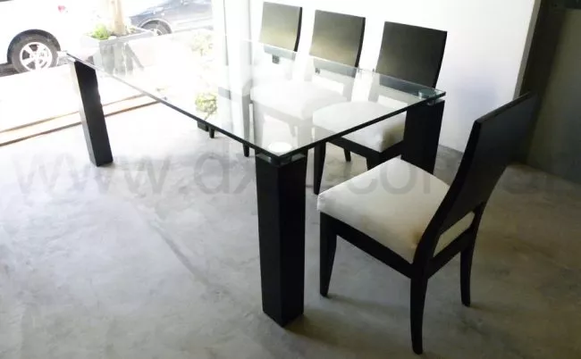 Mesa de comedor de vidrio con base de madera modelo Melina.