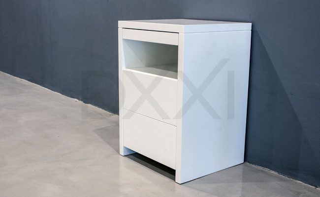 Mesa de luz modelo Grecia, dos cajones y una bandeja, madera laqueada