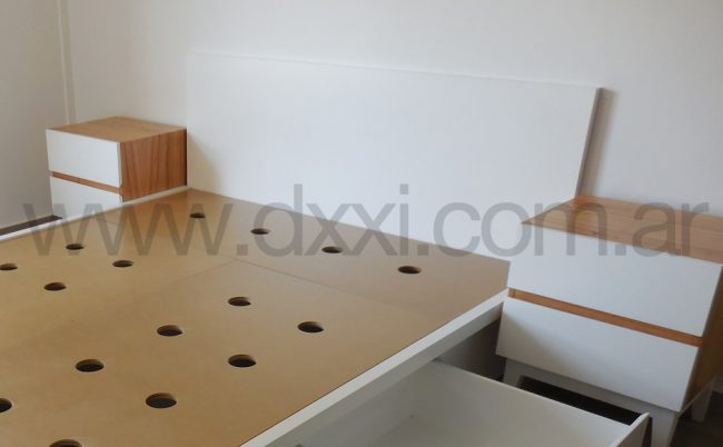 Respaldo de cama de MDF laqueado modelo Plain Bajo.