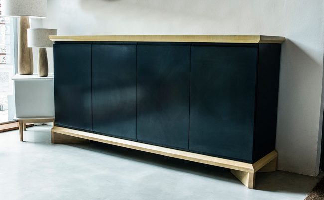 Vajillero de madera maciza lustrada y MDF laqueado Olsen