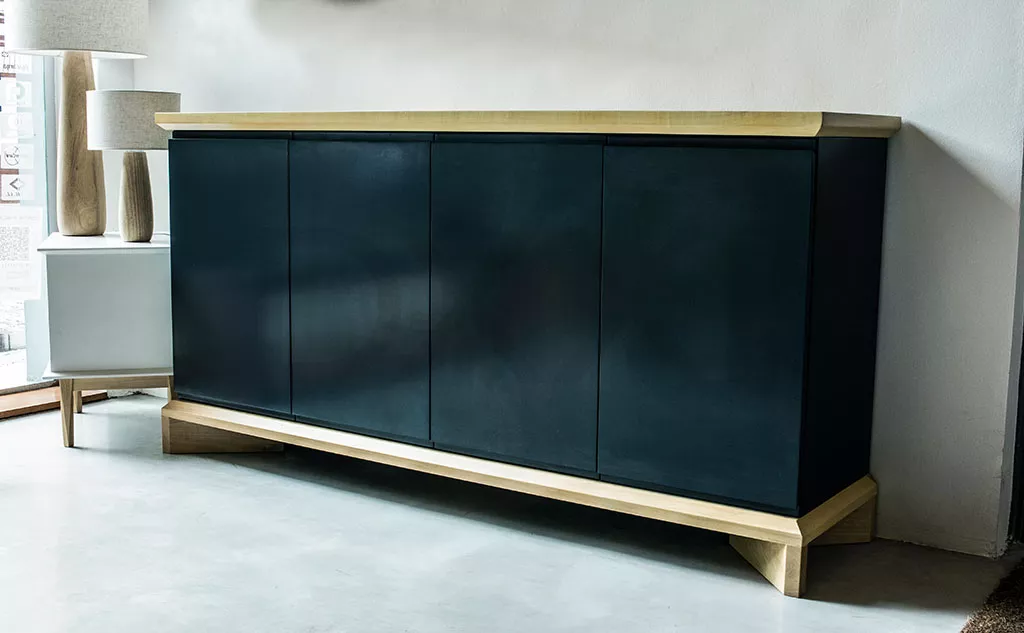 Vajillero de madera maciza lustrada y MDF laqueado Olsen
