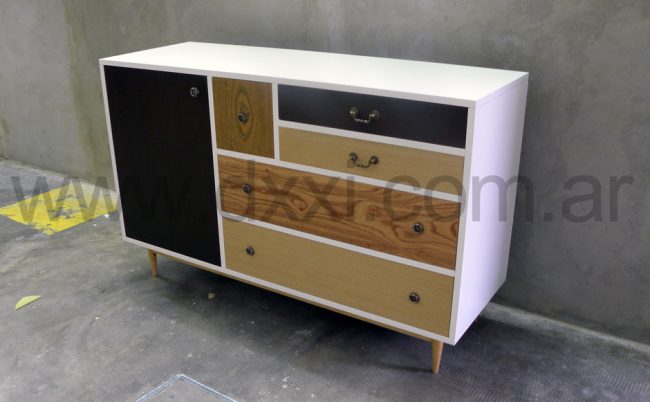 Cómoda modelo Woody, laqueado, maderas diversas y herrajes de bronce