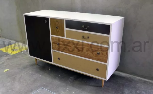 Cómoda modelo Woody, laqueado, maderas diversas y herrajes de bronce
