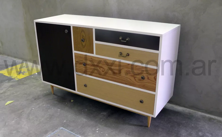 Cómoda modelo Woody, laqueado, maderas diversas y herrajes de bronce