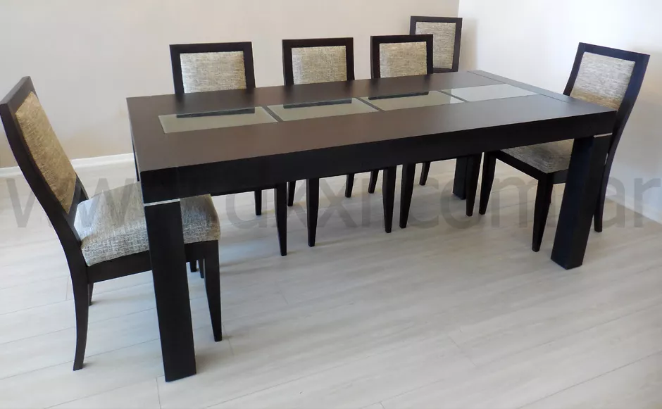Mesa de comedor de madera enchapada y vidrio modelo Mora.