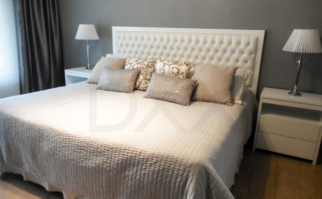 Respaldo de cama laqueado modelo Lumiere capitoné clásico.