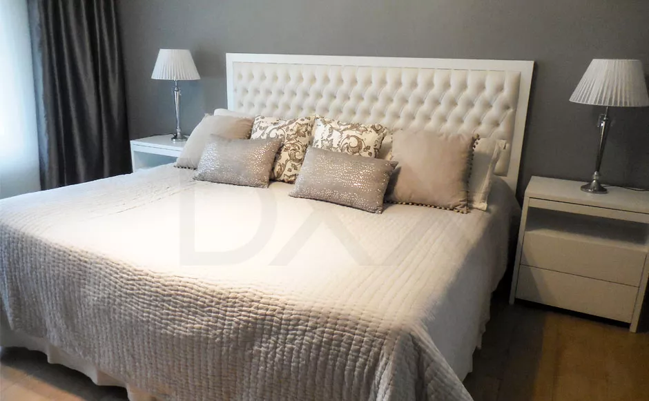 Respaldo de cama laqueado modelo Lumiere capitoné clásico.