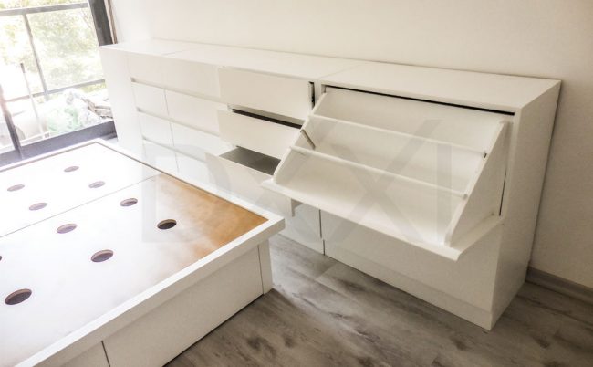 Comoda para zapatos tipo botinero, laqueada modelo Lumiere Z.