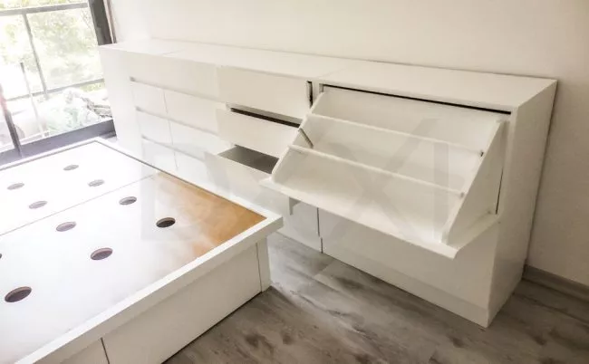 Comoda para zapatos tipo botinero, laqueada modelo Lumiere Z.