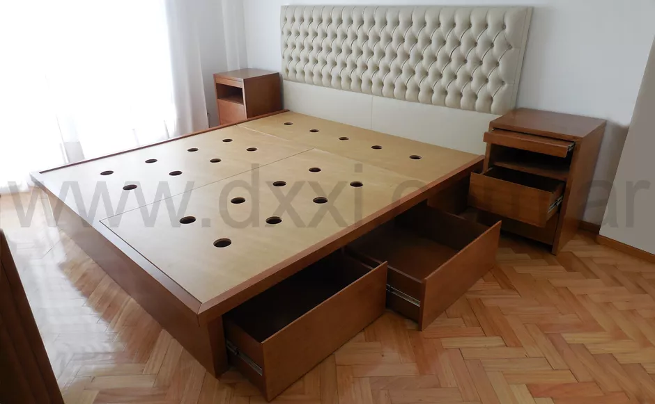 Mesa de luz modelo Grecia enchapada, Cajones y bandeja desayunador.