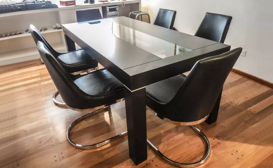 Mesa de comedor modelo Mora, Madera laqueada y vidrio de 10mm.