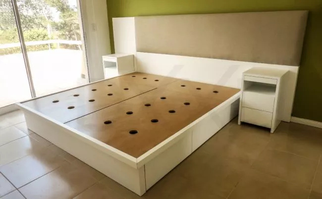 Respaldo de cama modular laqueado y tapizado modelo Delta.