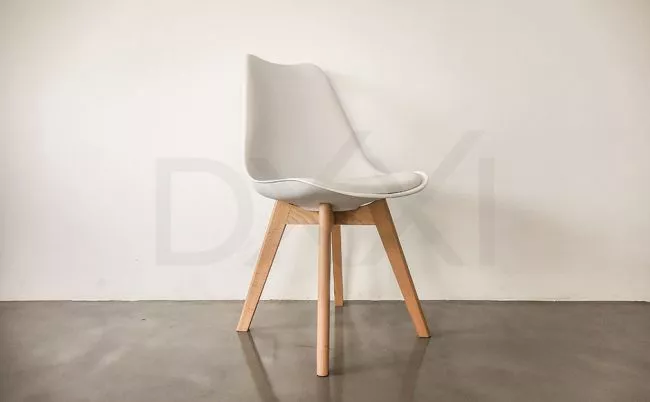 Silla Tulip con base de madera pata rectangular, DXXI importacione