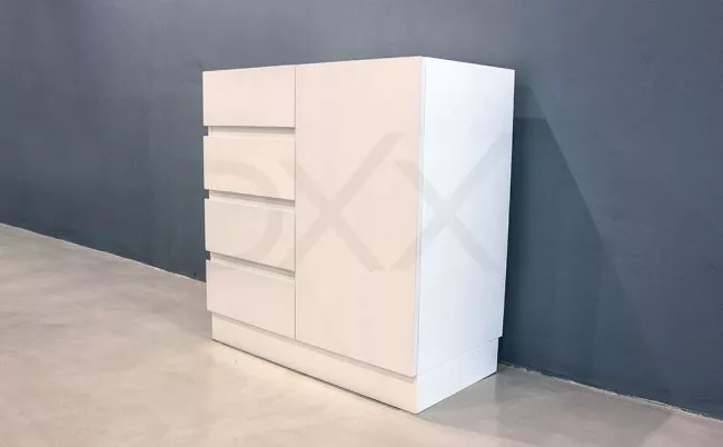 Comoda laqueada modelo Lumiere B, Cuatro cajones y una puerta.