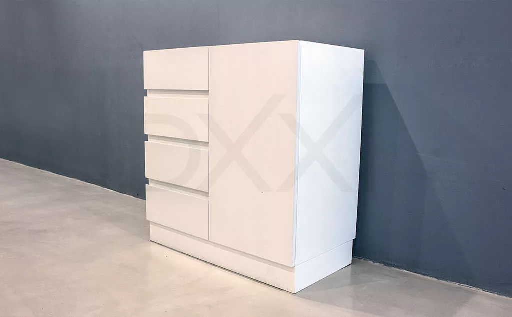 Comoda laqueada modelo Lumiere B, Cuatro cajones y una puerta.