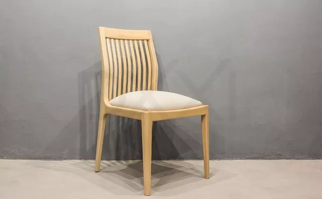 Silla de madera maciza modelo Olsen con respaldo de madera.