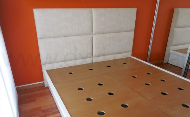 Respaldo de cama tapizado modelo Kubrick, tapizado de alta densidad.