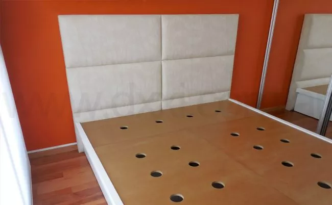 Respaldo de cama tapizado modelo Kubrick, tapizado de alta densidad.