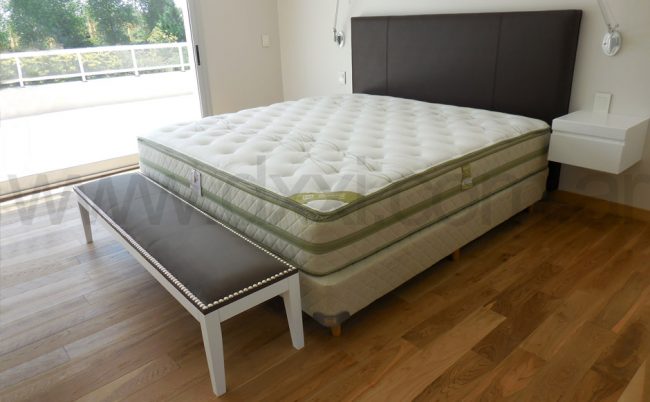 Respaldo de cama modelo Aragon Liso, tapizado de alta densidad.