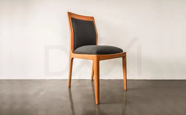Silla de madera maciza Guatambu modelo Olsen con respaldo Tapizado