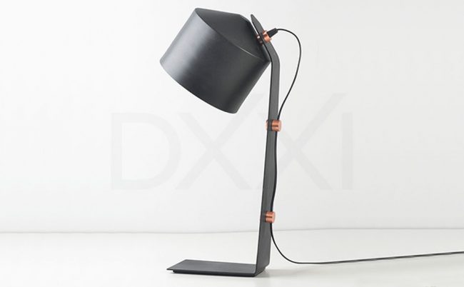 Lampara de mesa velador modelo Bari, hierro pintado y bronce.