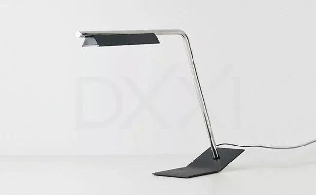 ampara de mesa modelo Parma caño de hierro cromado iluminación LED