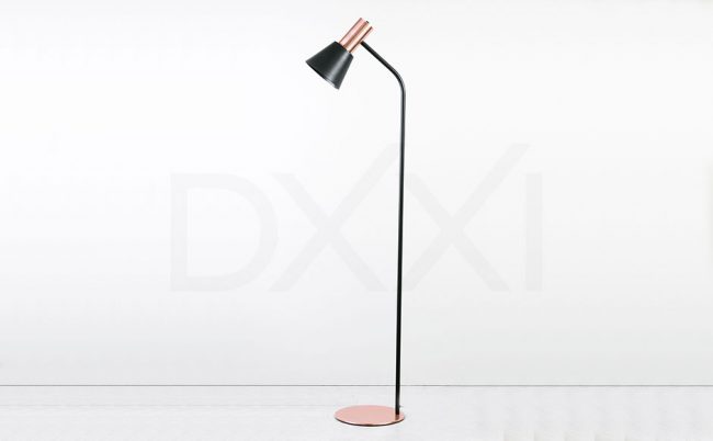 Lampara de pie modelo Milano, hierro pintado y bronce.