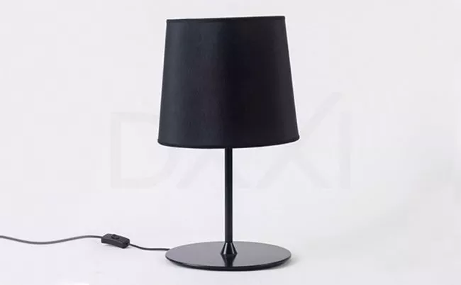 Lampara de mesa modelo Milan caño de hierro iluminación LED