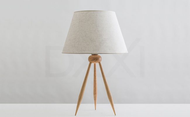 Lampara de mesa modelo Muma madera maciza torneada Cerejeria