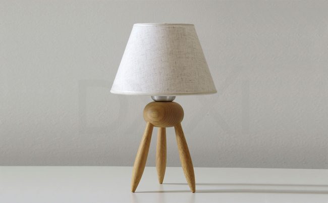 Lampara velador Muma, madera maciza Cerejeira natural pantalla de lino