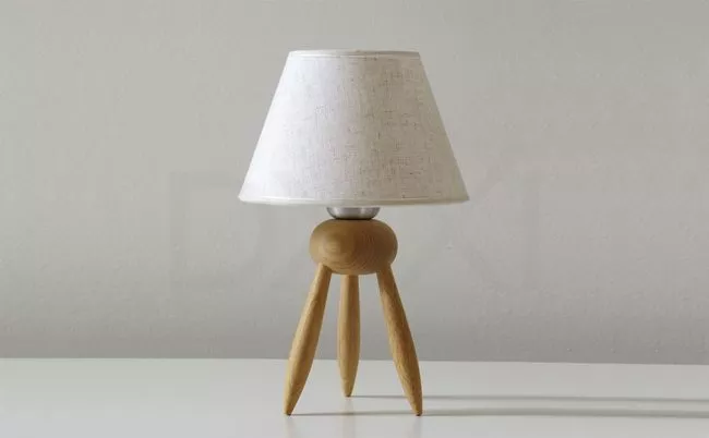 Lampara velador Muma, madera maciza Cerejeira natural pantalla de lino