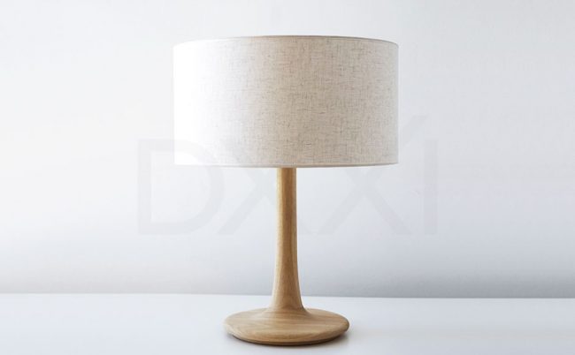 Lampara de mesa modelo Trini madera maciza torneada Cerejeria