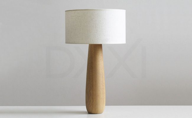 Lampara de mesa Tuna madera maciza torneada con pantalla de lino