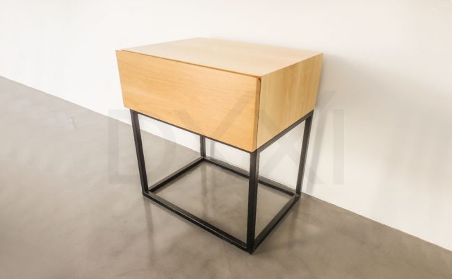 Mesa de luz de madera Guatambu y hierro modelo Indie