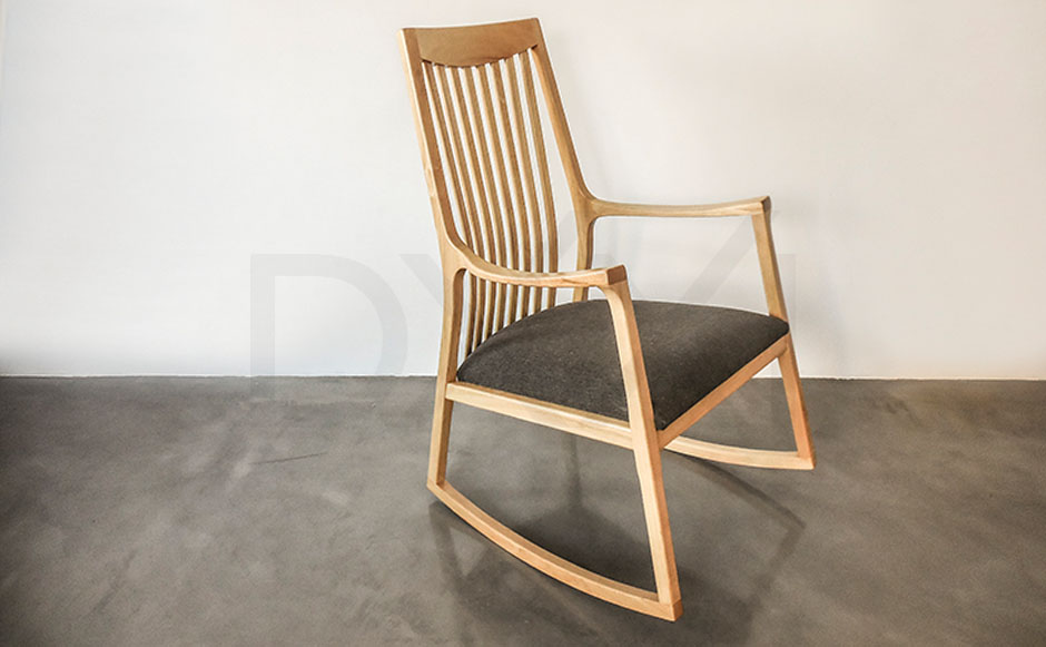 Silla Mecedora con Respaldo de Madera