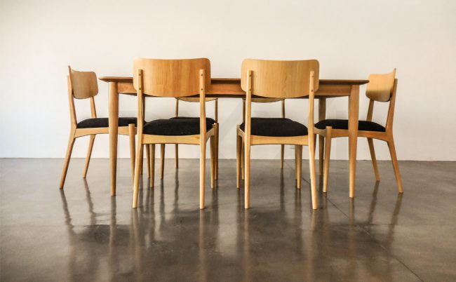 Mesa de comedor de madera Guatambu con poliuretáno modelo Toro