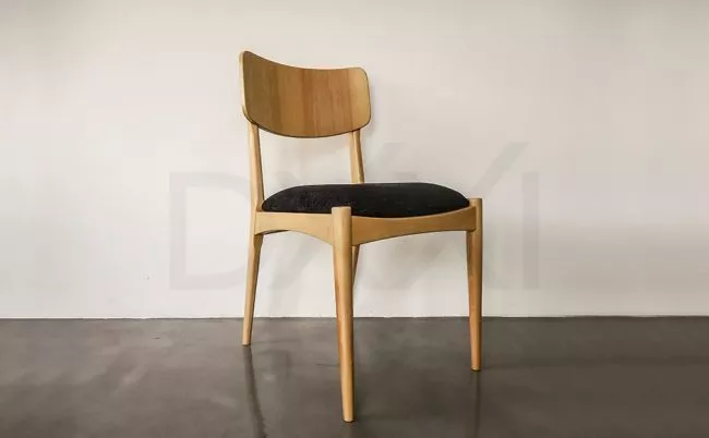 Silla de madera Guatambu macizo con poliuretáno modelo Toro