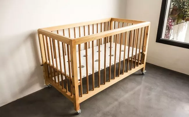 Cuna de madera modelo Pinocho, DXXI Fabrica de muebles contemporaneos