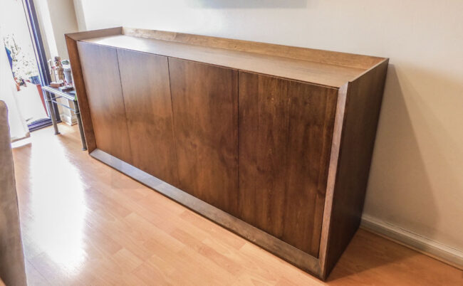 Vajillero de madera Guatambu modelo Brava. DXXI - Fábrica de muebles contemporáneos.