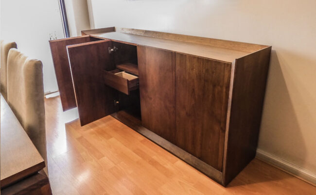 Vajillero de madera Guatambu modelo Brava. DXXI - Fábrica de muebles contemporáneos.