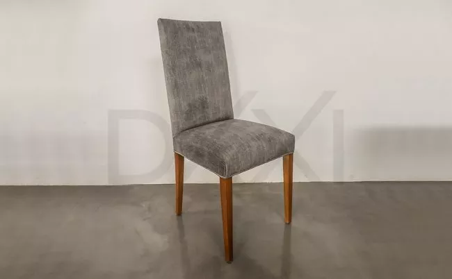 Silla vestida de madera maciza guatambu modelo Venecia