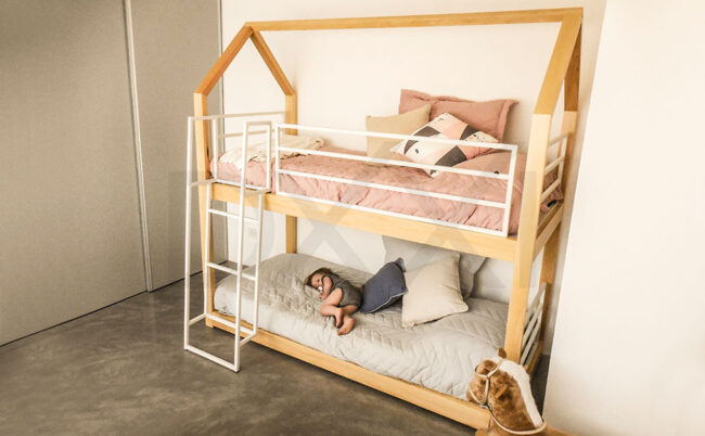 Cama cucheta de madera maciza y hierro modelo Nina