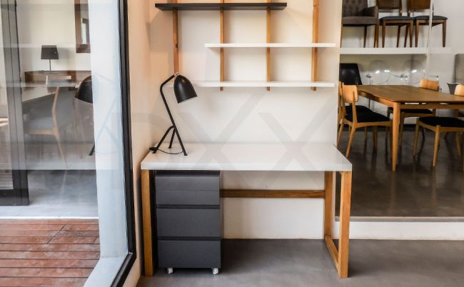 Escritorio de madera maciza con cajonera modelo Tesla